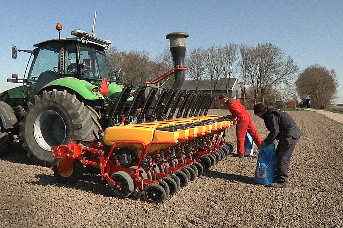 FlevoNieuws's tweet photo. Vandaag starten 4 Flevolandse boeren met het zaaien van 25 hectare veldbonen. Een unieke #pilot van ondernemers, verwerkers, marktpartijen en @FlevoNieuws. Het initiatief genaamd FlevoVeldboon, heeft als doel een bijdrage te leveren aan de #eiwittransitie: https://t.co/SEOwqtOWFx https://t.co/p7PA1ywboi