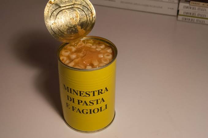 よしぞうmaro 解釈はどうあれ前線でロングパスタのスパゲティは一般兵士には無縁です ムーアヘッドが見たのはたまたま私物か高級将校用に移送中の例外だったと推測します 因みに写真は現用 イタリア軍のkレーションで 内容物の缶詰めは豆とショートパスタ