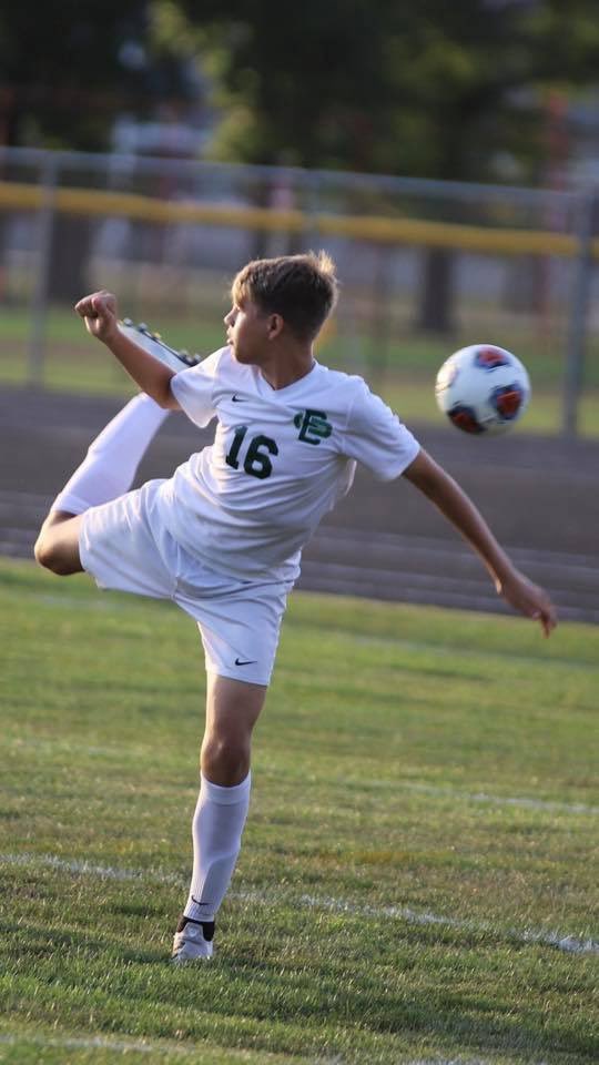 tracey_kempton's tweet photo. Missing my sports challenge... I can’t follow rules of one picture when I have multi sport kids... #sycamorefootball #ecsoccer https://t.co/SAUIri1tuz