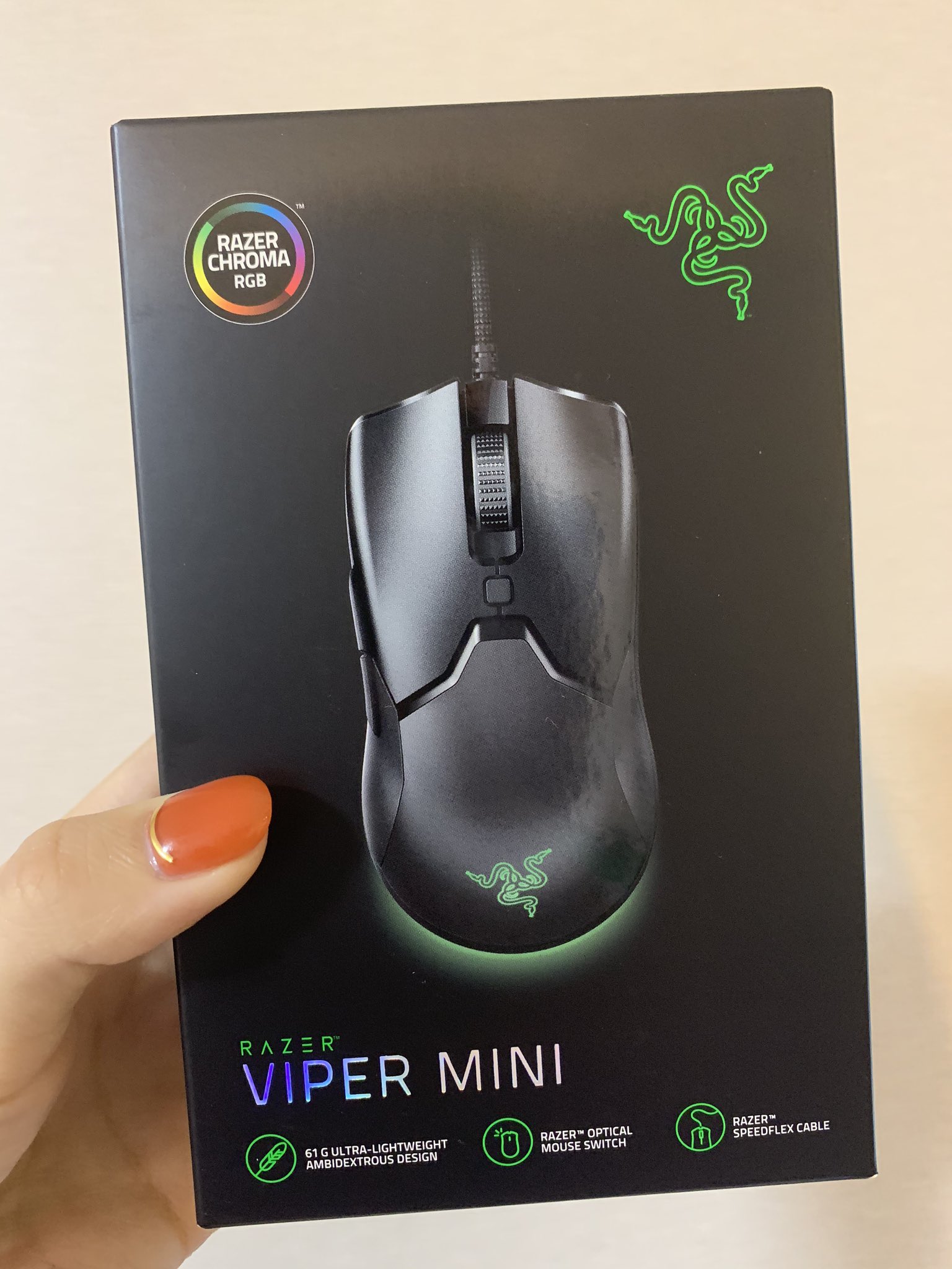 Gsg 倉持由香 新発売された Vipermini でマイクラやるよ マイクラはいつも長時間プレイなので 疲れない超軽量 マウスはとても助かる 手のひらサイズで女の子にもおすすめ Razerjp T Co Ropdtjo5j2 Twitter