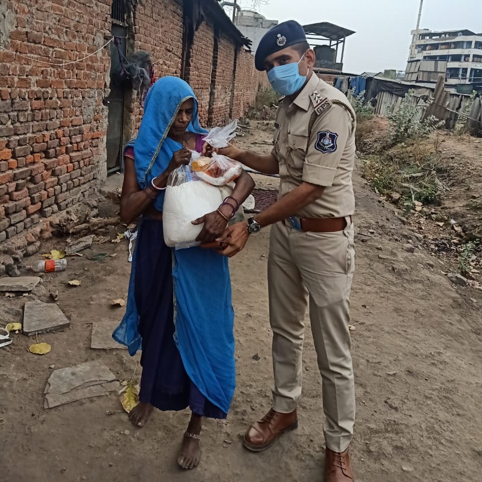 vijay_inspector's tweet image. આજરોજ જીઆઇડીસી વટવા પોલીસ સ્ટેશન વિસ્તારમાં આવેલા ઝુપડપટ્ટી વિસ્તાર અને ગરીબોના આવાસ સ્થાન ખાતે જઈને બે થી ત્રણ દિવસ ચાલે તેટલી ઘર વપરાશ માટેની સામગ્રીનું વિતરણ કરવામાં આવેલ.
#StayHomeStaySafe 
#policewithyou