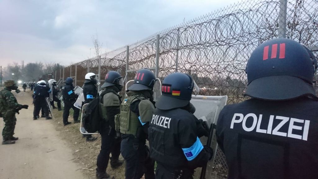 EXKLUSIV: NEUES VON DER GRENZE 1/3

Deutsche Bundes-#Polizisten verteidigen die #EU-Außengrenze.

Die #Corona-Krise lässt viele vergessen, was an der griechisch-türkischen #Grenze los ist. Grenzschützer werden mit Blend- und Tränengasgranaten beschossen!

#COVID2019 #Schengen