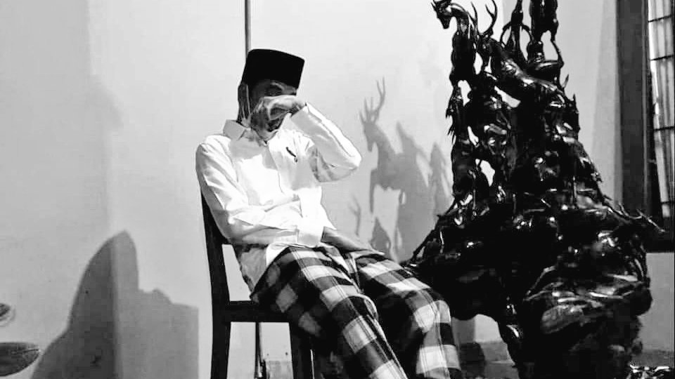 SoundOfYogi's tweet photo. He's not crying because he's weak

It's because he's been strong for too long

Turut berdukacita pak @jokowi 

Menangislah hari ini, esok kita harus kuat bersama lagi untuk negri. https://t.co/AqzlGAHQe7