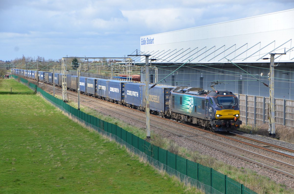 chrisco2027's tweet photo. The fantastic DRS team are pulling together with our customers, Network Rail and all our colleagues in the Rail Industry to deliver bigger longer and more frequent freight services to serve the UK in these difficult times #lightsonshelvesfull @DRSgovuk @NDAgovuk @networkrail https://t.co/QSRwQ0Flks