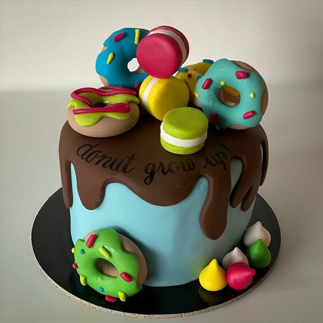 🍩🍩🍩...#cake #cakedecorating #jarbysweetmates #maniadelou #chocolatecake