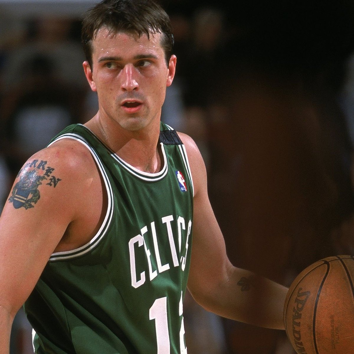 En 2014 hablamos con Chris Herren sobre su impresionante historia de superación que plasmó en un libro titulado “Basketball junkie” Esperamos que disfruten esta historia: 'Acento Robinson': 'Proyecto Herren' cadenaser.com/programa/2014/…