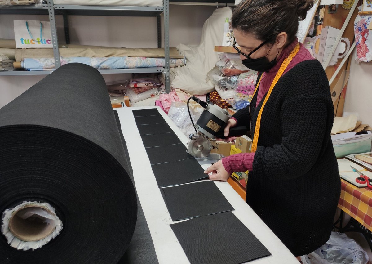 🧵 Medio centenar de costureras  benacazoneras confeccionan mascarillas con material donado por las empresas CASBEY y Almacenes Calatayud y cuyos patrones han sido realizados por nuestra vecina Felisa Perejón de “El Taller de Ana” 
🔗facebook.com/71106439229783…