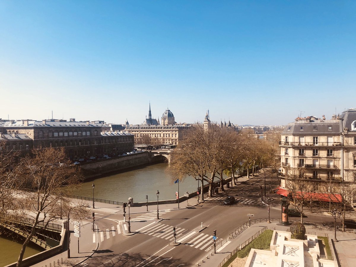 egregoire's tweet photo. Fin de la réunion de crise quotidienne avec l’exécutif et les Maires d’arrondissement. Prendre deux minutes pour regarder PARIS et penser aux belles choses qui nous attendent après la crise. https://t.co/vGf5td73NK