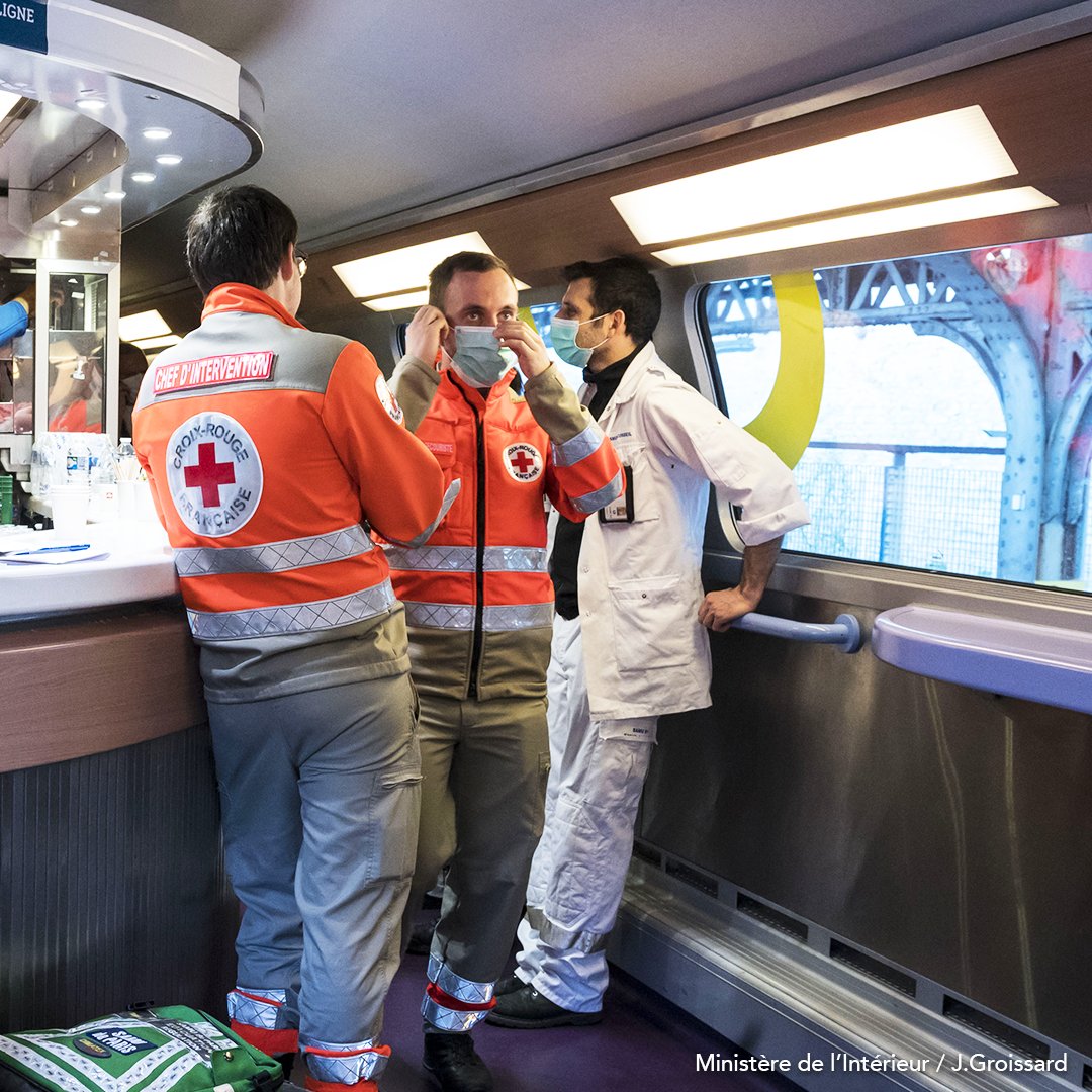 Sante_Gouv's tweet photo. #Coronavirus #COVID19 | En première ligne
Dans chaque voiture, une équipe médicale constituée :
1 médecin anesthésiste réanimateur
1 interne
1 infirmier anesthésiste
3 infirmiers

✅ Au total, environ 50 soignants et logisticiens à bord et une équipe de 4 cheminots volontaires https://t.co/cHOLhsmhM8