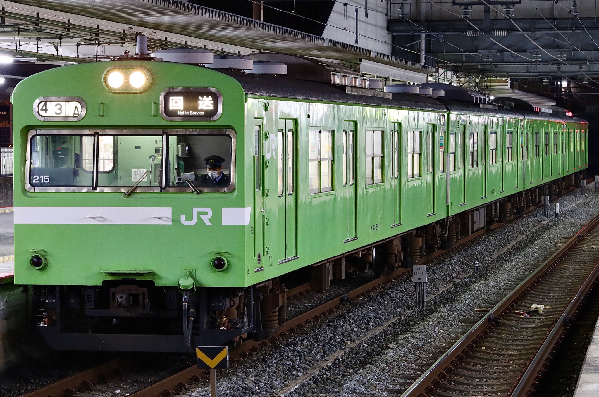 Tetu 関東から来られたフォロワーさんと久々の103系定期回送を宇治バルブ撮影に行ってきました なぜか室内灯付けっぱなしで発車しました 短い時間でしたがお話し出来て良かったです 撮影お疲れ様でした 3 26 奈支43a 奈良線 宇治 回1680m 103系