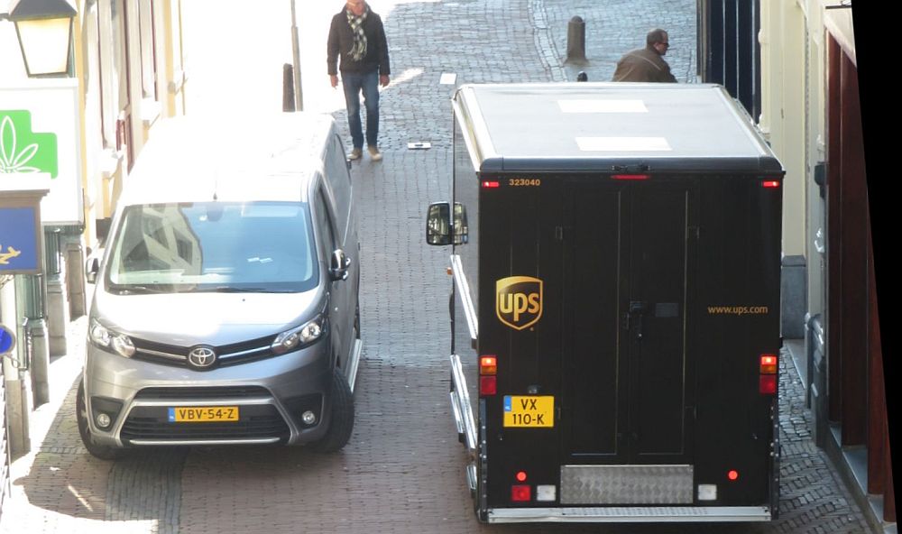 geemmer's tweet photo. Hoe kun je zo nou afstand bewaren? Het voetpad staat buiten blokuren vol geparkeerd met auto's zonder  ontheffing. Motoren en scooters rijden er ook doorlopend doorheen. V-187-PG, MX-TX-60, VBV-54-Z en VX-110-K. Handhaving 5-ZRV-43 doet niets. @030binnenstad @PolitieUtrecht https://t.co/GutedbJAx9