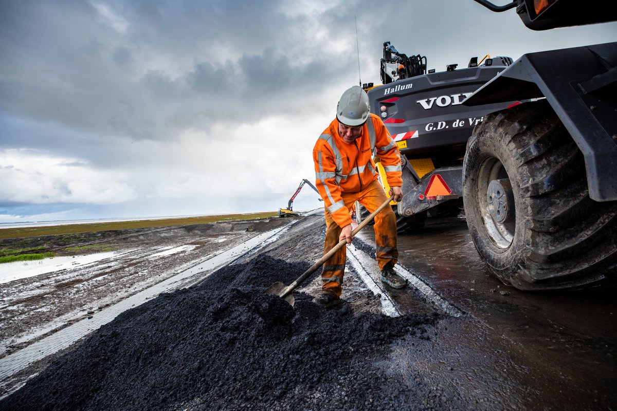 De impact van de #coronacrisis is groot. Ook bij ons zijn de gevolgen merkbaar. Toch doen alle #dijkwerkers hun best om de boel draaiende te houden. Directeur <a href="/WagenerErik/">Erik Wagener</a>: "We laten ons niet uit het veld slaan.” Lees hier zijn hele boodschap: bit.ly/2yaD5wM #HWBP