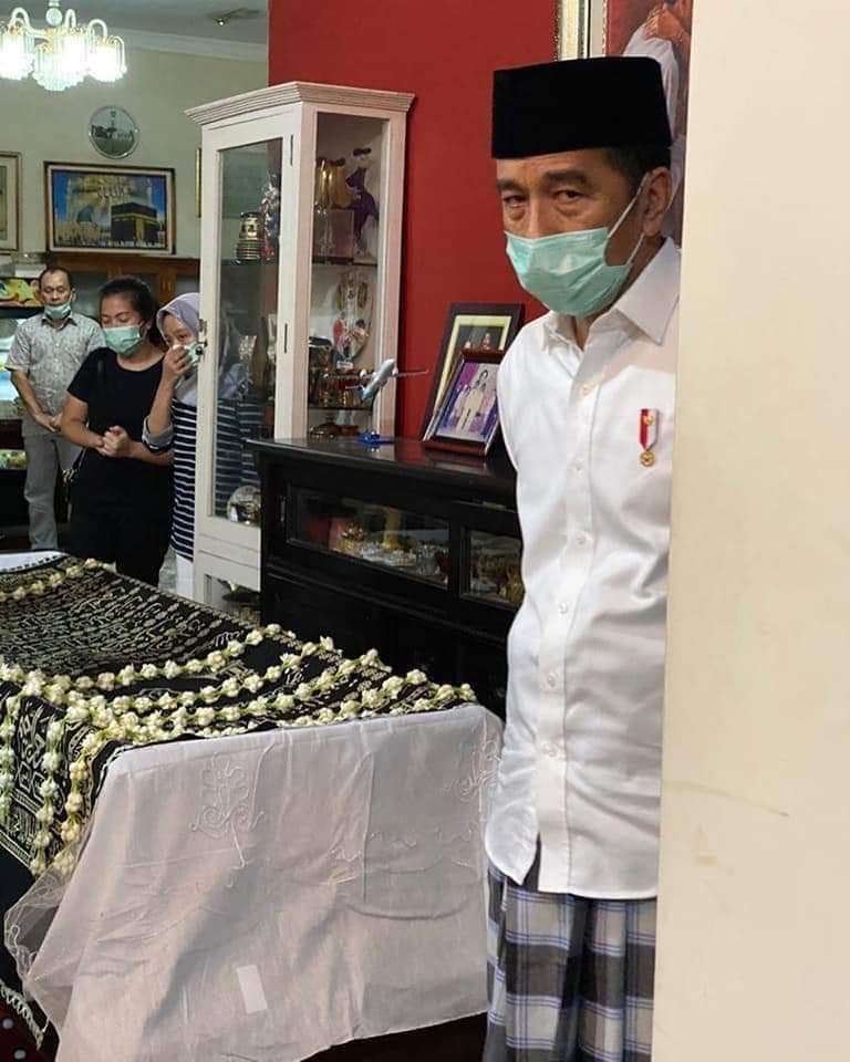 Bulan yang berat ya, Pak. Saya tak mengerti persis bagaimana rasanya menjadi Bapak. Ditinggal Ibunda saat negara sedang tidak baik-baik saja dan di pundak Bapak pula tanggung jawabnya. Saya hanya bisa bantu doa semoga lekas pulih. Tetap kuat, Pak.