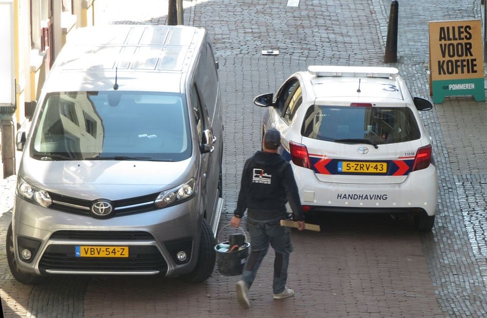 geemmer's tweet photo. Hoe kun je zo nou afstand bewaren? Het voetpad staat buiten blokuren vol geparkeerd met auto's zonder  ontheffing. Motoren en scooters rijden er ook doorlopend doorheen. V-187-PG, MX-TX-60, VBV-54-Z en VX-110-K. Handhaving 5-ZRV-43 doet niets. @030binnenstad @PolitieUtrecht https://t.co/GutedbJAx9