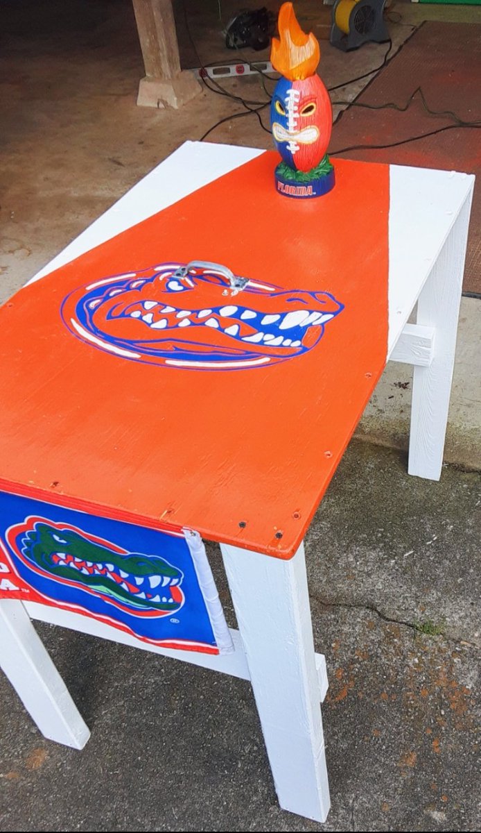 EckersenEric's tweet photo. So, while quarantining myself from everyone, trying not to catch the Coronavirus, I done a little project.I took my Cornhole boards apart and constructed them into a table! @CoachDanMullen @ScottStricklin @GatorsFB #GoGators https://t.co/orsJ88IywE