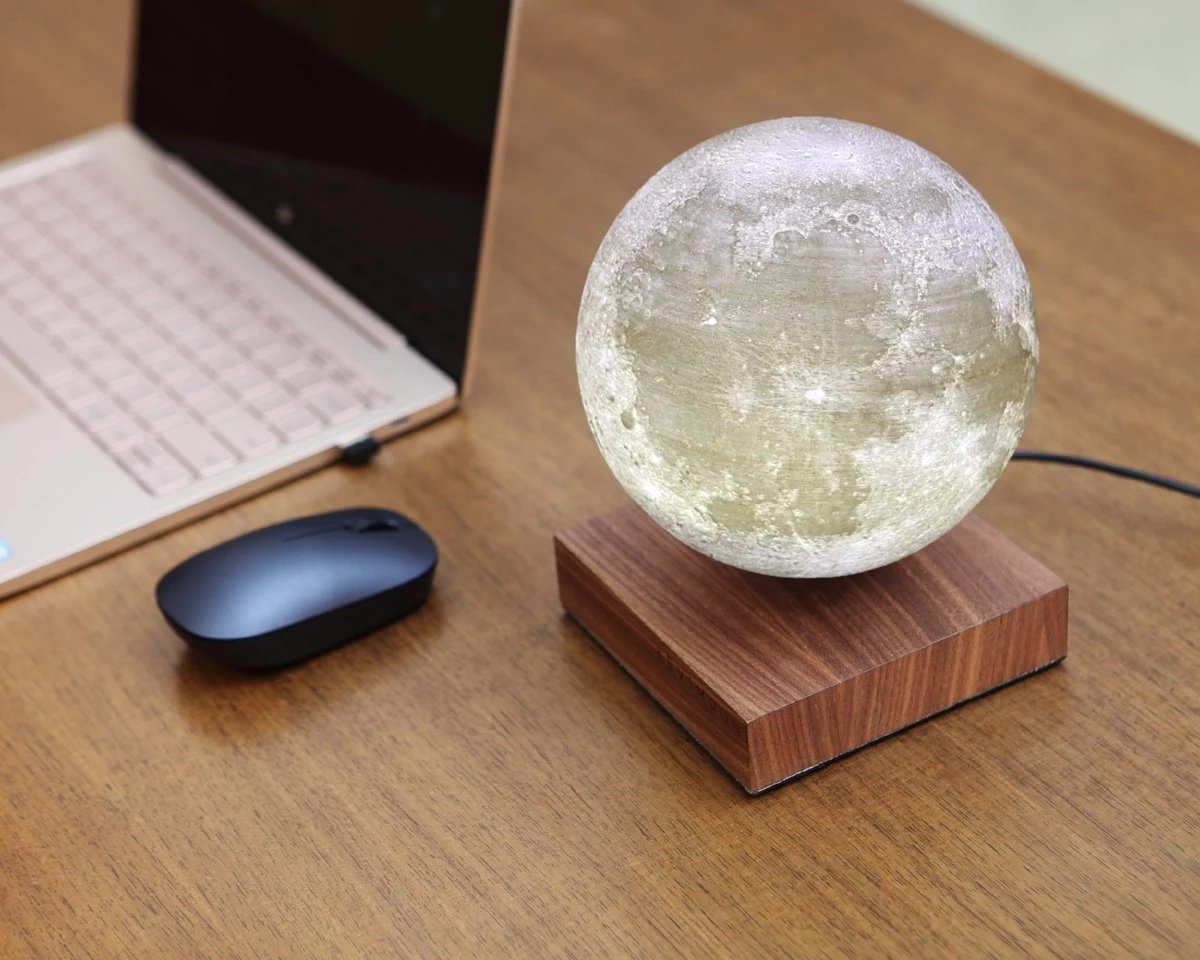 _Beoneofakind_'s tweet photo. The Moon - das #Mondlicht für Ihr #Wohnzimmer, #Schlafzimmer und #Büro. Oder ein tolles #Geschenk für Ihre Geliebten.
#lampe #moon #innendekoration #Interieur #homedesign #stimmungslicht #technologie #wohntrends #beleuchtung #styleathome #homedecor #lampendesign #designmood https://t.co/WilShkNi0J