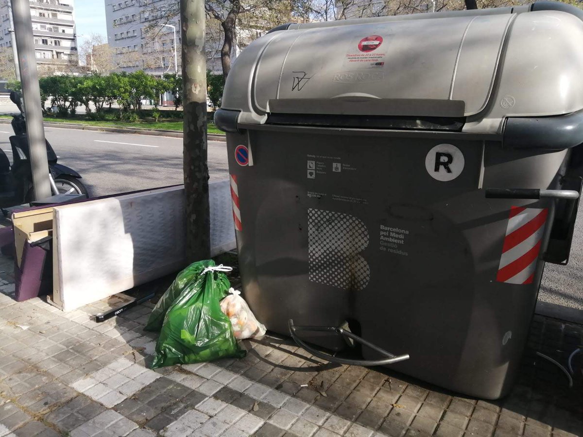 bcn_hg's tweet photo. Durant l'estat d'alarma per la #Covid19, ajudan's a mantenir el barri net!
✅ No llencis brossa fora dels contenidors
✅ Els Punts verds estan tancats, no hi abandonis residus a la vora
✅ S'ha suspès la recollida de trastos, no els baixis al carrer https://t.co/xXhFaFHiR2