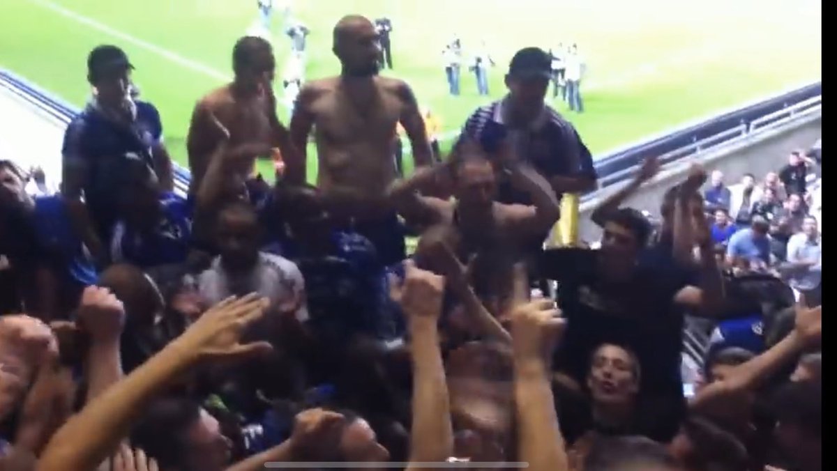 Aureliiien's tweet photo. Dans le Kop pour fêter la victoire face à Bayonne. Avec Coach Fournier, Sikimic.. National saison 2011/2012 #GénérationRacingChallenge https://t.co/bqgswBjFPp