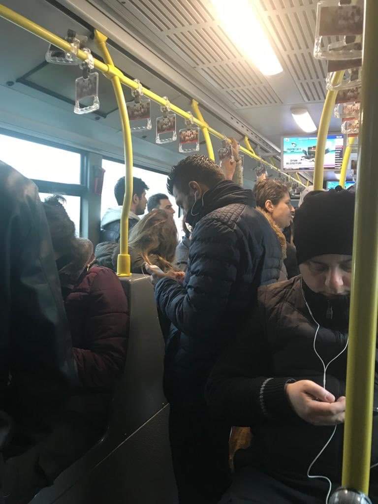ismailkayaduman's tweet photo. İstanbul büyükşehir belediyesi !
Sefer sayılarını düşürüp, sosyal mesafeyi normal günler ile aynı duruma  getirmenin amaçı tasaruf ise yazıklar olsun 
bir işide düzgün yapın...
@tevfikgoksu @ozdmrabdllh https://t.co/fyrGAcBoCX