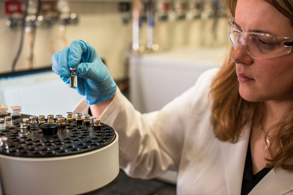 box_repsol's tweet photo. Seguimos redoblando esfuerzos.
Trabajamos para hacer frente al #coronavirus.
El Repsol Technology Lab de Móstoles, de donde sale el carburante para el #EquipoRepsol, comienza a producir geles hidroalcohólicos para la desinfección. Serán suministrados al @sanidadgob. https://t.co/Mub5pOA6is