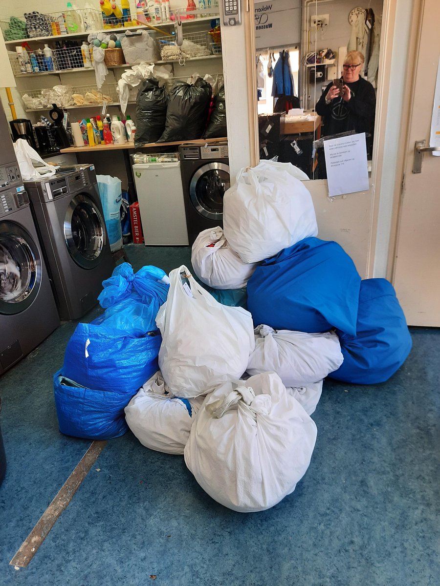 Zoooo...Toch nog over de 100 kilo wasgoed binnen gekomen vandaag.  Zo fijn om toch nog iets te doen te hebben. Maar,bijna alles..morgen terug. Dat dan weer wel.