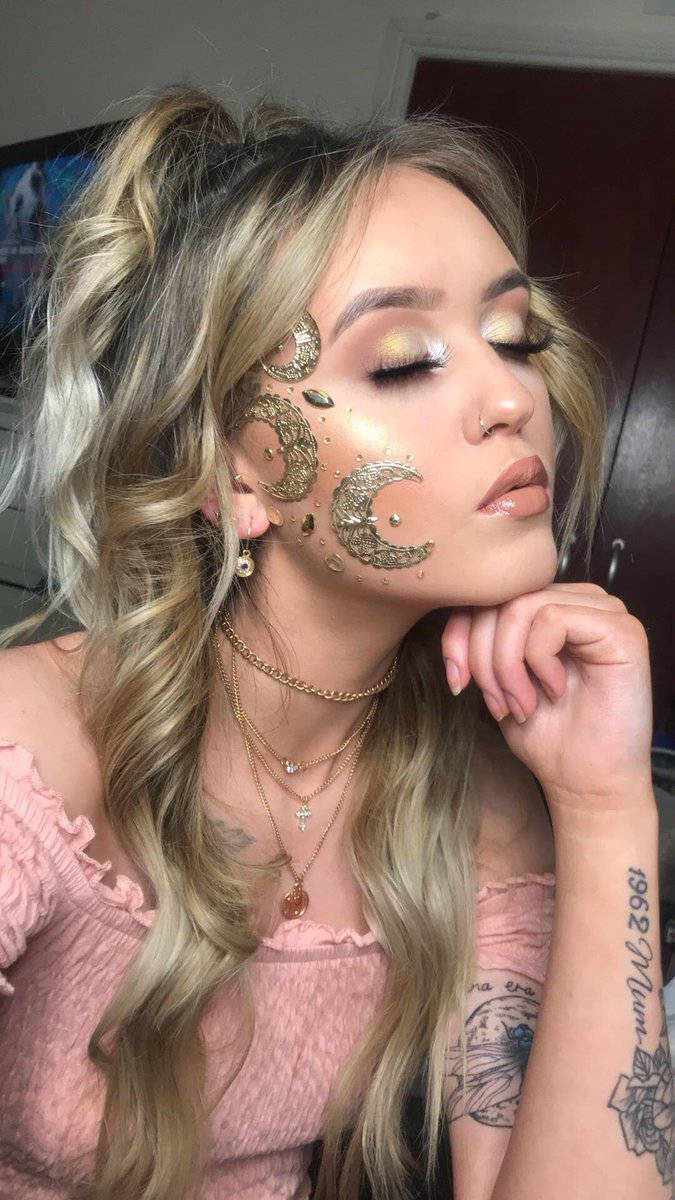 Sophh_0's tweet photo. Gypsy vibes?🌻✨

Ps. Yes that’s @jamiegenevieve vlog paused in the back so I could take pics without distractions :)) 

Insta @ justbeauty_44 https://t.co/BYFpz5Ka9h