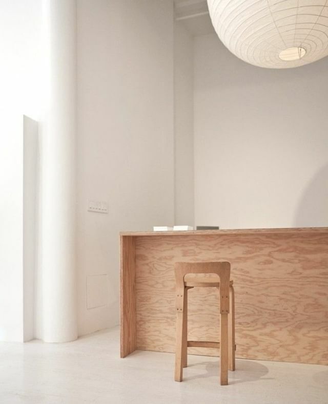 Symmetrical and non-directional, Bar Stool 64 is always positioned the right way. 👌  Bar Stool 64 by Alvar Aalto for @artekglobal inside @lagarconne_official’s Manhattan showroom. ift.tt/3dtSE2I