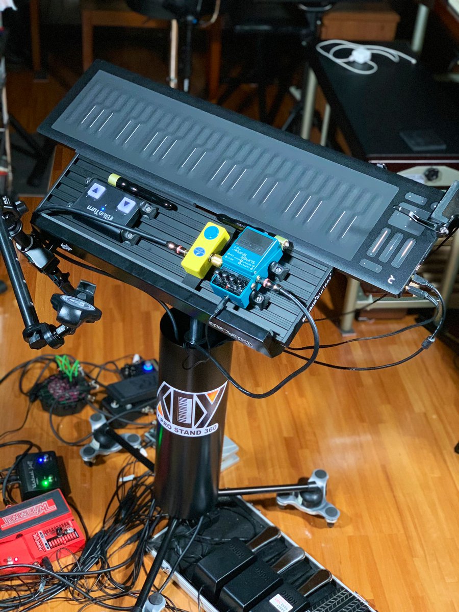 kerederoom78's tweet photo. ROLI Seaboard RISE
Aclam Guitars SMART TRACK
ペダルボードをキーボードスタンドの上に並べて置けたわな!
#keyprostand360 #seaboardrise #virtualjeff #aclamguitars #banananaeffects #smarttrack https://t.co/DqAnFaJrXu