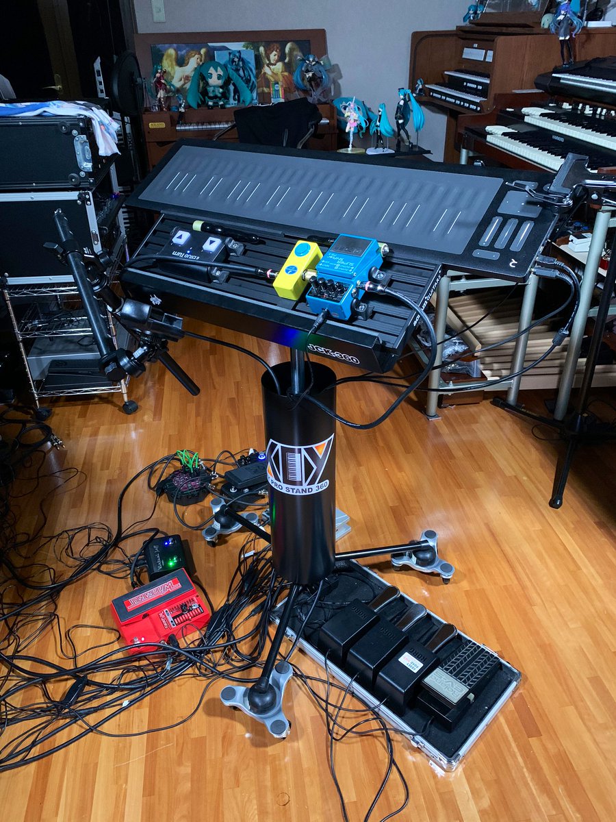 kerederoom78's tweet photo. ROLI Seaboard RISE
Aclam Guitars SMART TRACK
ペダルボードをキーボードスタンドの上に並べて置けたわな!
#keyprostand360 #seaboardrise #virtualjeff #aclamguitars #banananaeffects #smarttrack https://t.co/DqAnFaJrXu