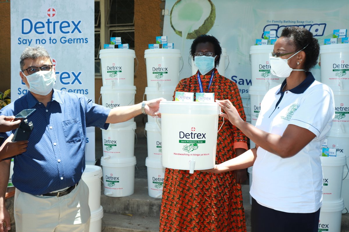 DetrexSoap's tweet photo. Pwani Oil's Rajul Malde handing over 122 handwashing kits and 70 cartons of Detrex soap to Coast General's Mary Ochola and KPNA's Mrs. Triza Ireri. 
The donation is to be distributed to medical personnel in eleven counties to curb the spread of Covid-19.
#Covid19Ke https://t.co/4GOmRMo9Cc