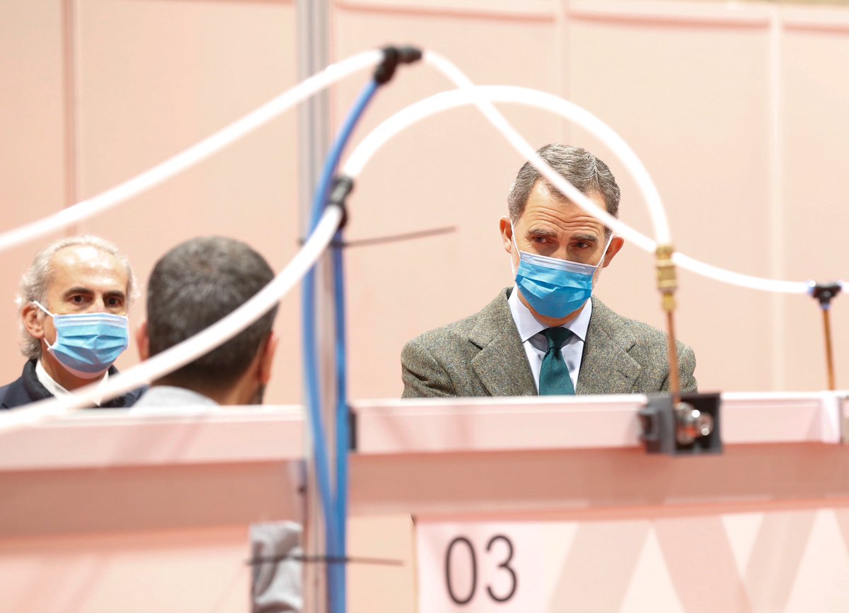 CasaReal's tweet photo. El Rey, en el Hospital IFEMA de Emergencia. #COVID19 #Launiónhacelafuerza https://t.co/LVhaYrdIGE https://t.co/THA6HkWHvq