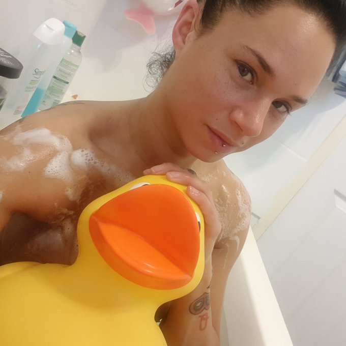 My duck is bigger that yours... 😈 #bathtime #duck https://t.co/oD1D7471Rp<a href="/tag/bathtime"class="tags">#bathtime</a><a href="/tag/duck"class="tags">#duck</a>