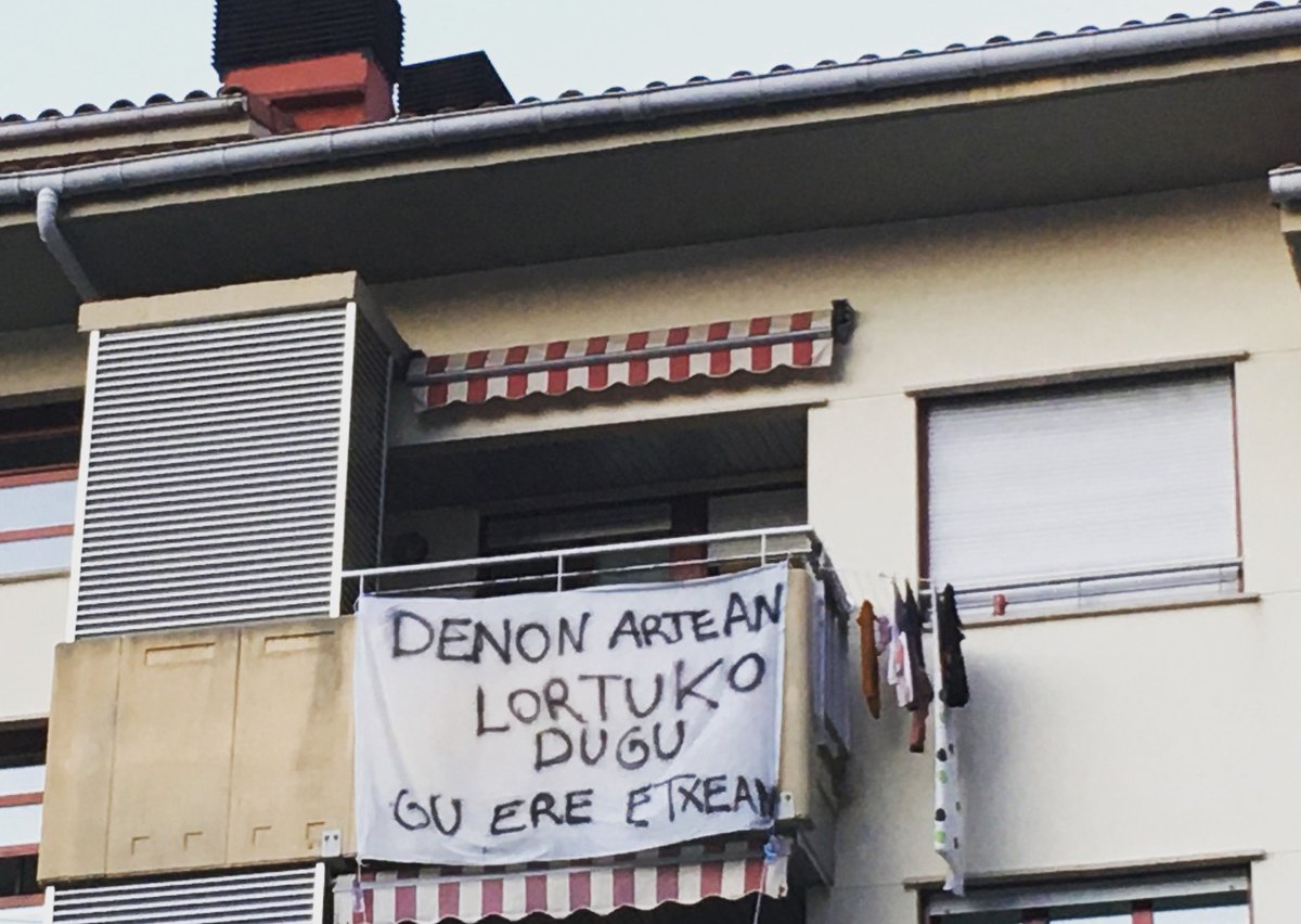 noaua's tweet photo. #Usurbil #Elkarrizketa Ibai Arrietak argazki mosaiko erraldoi bat osatu nahi du. Nola?
1. Egin argazkiak etxeko leihotik ikusten denari edo itxialdiarekin lotura duen zerbaiti.
2. Igo argazkia Instagramera #sortuzbakardadeaisolatuz traolarekin.

https://t.co/ZttnpvwMEq https://t.co/ITKeR1EVZ7