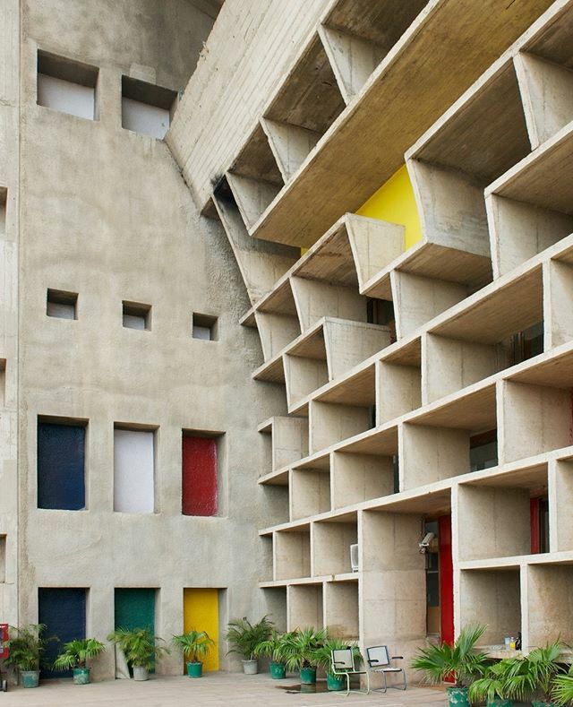Chandigarh High Court by Le Corbusier. Picturesquely located at the foothills of Shivaliks, it is known as one of the best experiments in urban planning and modern architecture in the twentieth century in India.⁠
⁠ ift.tt/2vUsBRs