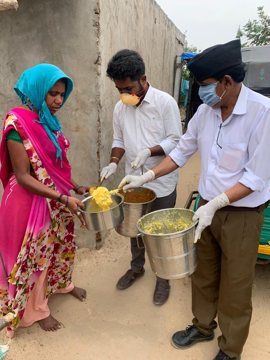 inareshthakor's tweet photo. આજે પૂરું વિશ્વ કોરોના વાયરસની મહામારી જજુમી રહ્યું છે ત્યારે 
પાટણ જિલ્લા વહીવટી તંત્રની સાથે રહી અખિલ ભારતીય વિદ્યાર્થી પરિષદ  અને આરંભ ફાઉન્ડેશન દ્વારા વોર્ડ નંબર 11ની સેવા વસ્તીમાં ભોજનનું વિતરણ કરાયું
#coronavirus #lockdown #StayHomeStaySafe #seva #arambhfoundation #abvp https://t.co/GZFmOg4vn0