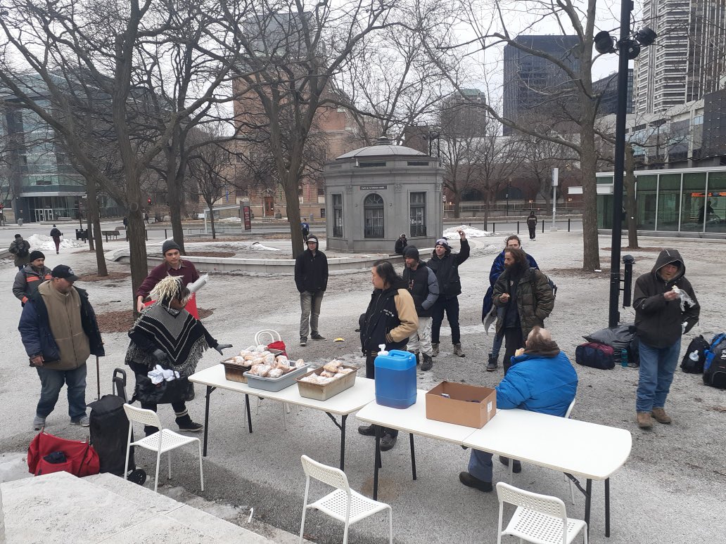 titocurtis's tweet photo. 🚨 Alert 🚨 
Resilience Montreal have had tu move their services outside. They’re feeding 170 people a day and it’s about to rain. If you can donate tents, propane heaters, anything, contact @NakusetS https://t.co/yvQ9lHGEJQ