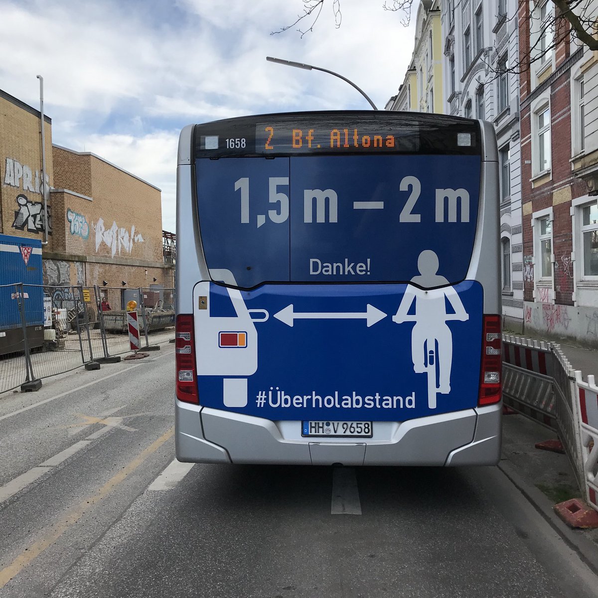 We_Love_Velo's tweet photo. Heute das erste mal in #altona gesehen. 2 solcher Busse fahren für die nächsten 3 Monate durch #hamburg. Schade das man so etwas selbst über #crowdfunding finanzieren muss und nicht die Stadt auf so eine Kampagne kommt. #AbstandHalten #visionzero ⁦Danke ⁦⁦⁦@bHrdrs⁩ https://t.co/tHV7hUOX4m