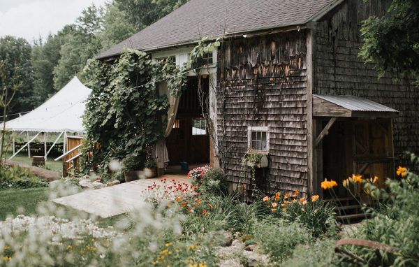 An in-depth interview with a real #bride who postponed her #wedding due to #COVID19, plus advice from her #weddingplanner
stylemepretty.com/2020/03/23/an-…