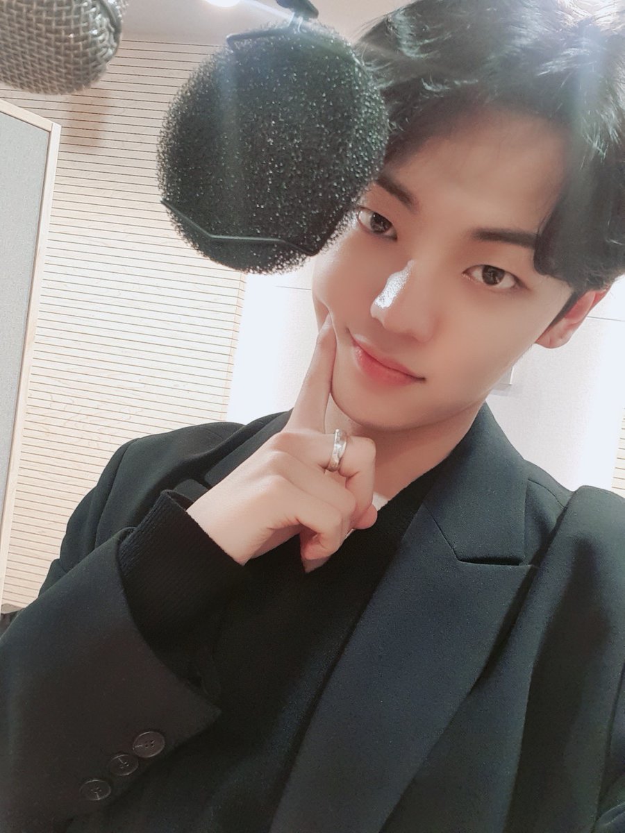 mountinyy's tweet photo. @official_ACE7 ENG

[#ACE_CHAN]
Came to record~
What song did I come to record~?🤗

#ACE #에이스 #CHOICE #초이스
#궁금하쥬 #YoureCuriousRight #궁금하시다면 #IfYoureCurious #지켜봐주기 #WatchCarefully #🥰 https://t.co/HgN6mP0n3g