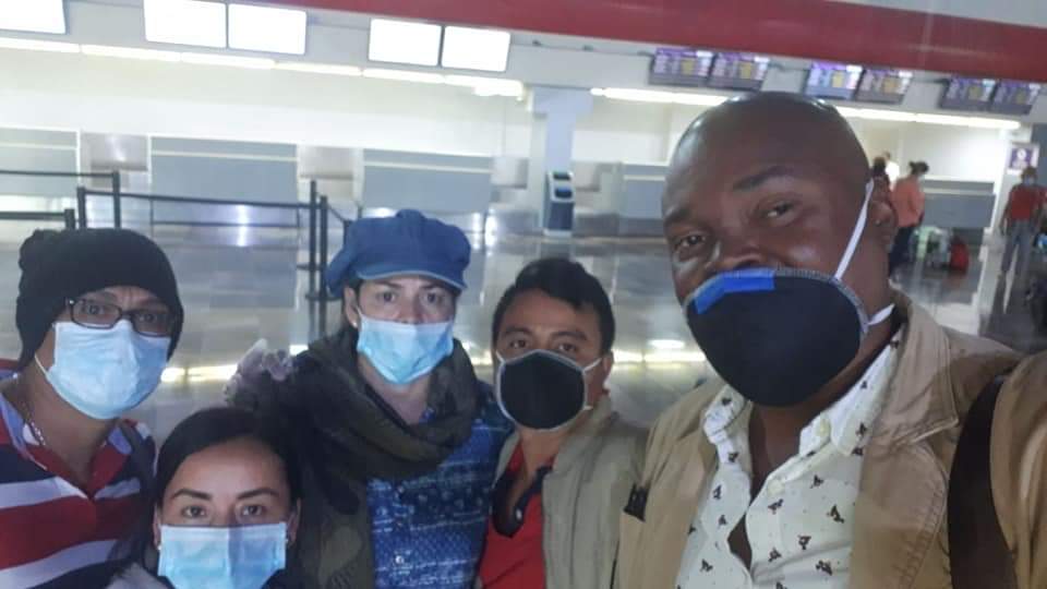 rubencabezasor's tweet photo. Ecuatorianos varados en aeropuerto de Toluca México claman ayuda para regresar a nuestro país. Están desesperados ya que son varios días y no ven solución. En este grupo hay amigos vinceños. @noticierouno @luisantonio_r #reportc @elnoticierotc https://t.co/TpGCaeCZBy