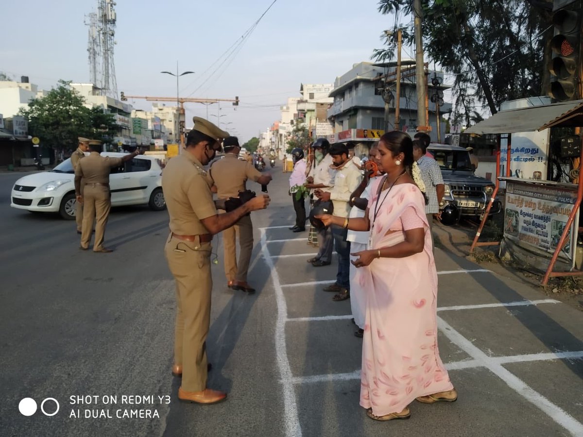 policecbecity's tweet photo. Coimbatore City Police creating awareness amongst public for wearing masks #DefeatCorona ⁦@CMOTamilNadu⁩ ⁦@SPVelumanicbe⁩ https://t.co/8Rnzcjgvu9