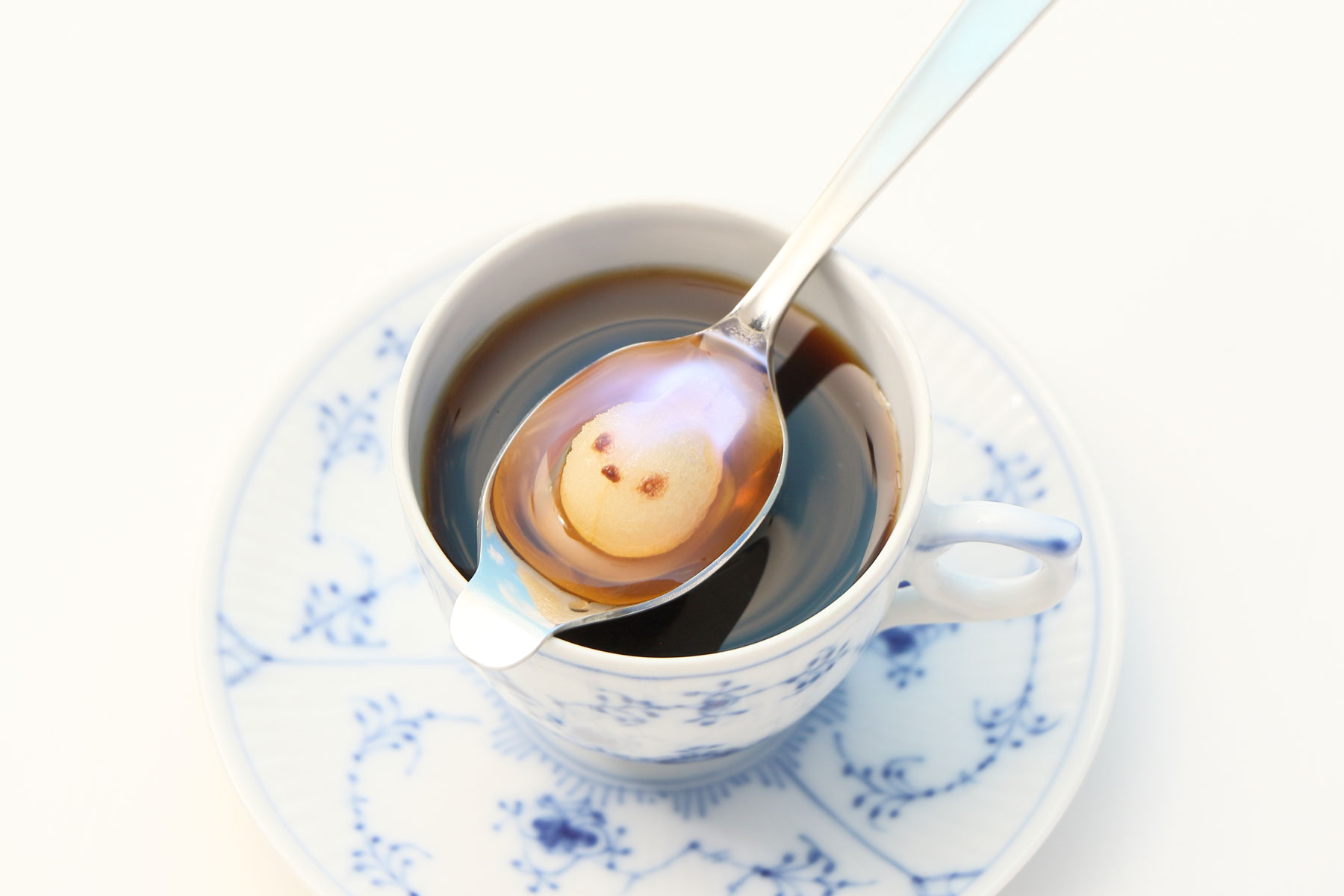 ぼく シマエナガ カフェロワイヤルというコーヒーの飲み方を知っていますか 専用のスプーンに角砂糖をのせ ブランデーを染みこませ火をつけます ゆっくり溶けていく砂糖 ゆらゆら揺れる青白い炎が幻想的です 好きなタイミングでカップに落とし