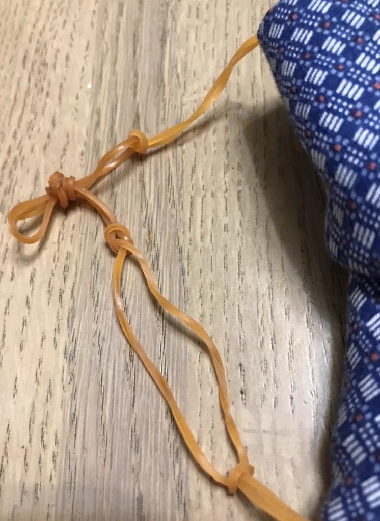@MPD_bousai これはミシンを使わないので私も作れました…ヘアゴムがなければ普通の輪ゴムを繋げても🆗輪ゴムの方が耳が痛くないのもビックリ。ヘアゴムは長めにしておいて、耳に合わせて調節した方が失敗がないですね。 
