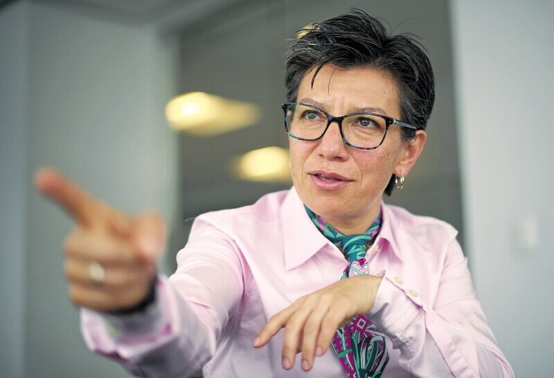 UrbitColombia's tweet image. Claudia López: "Por no haber cerrado a tiempo el bendito aeropuerto tenemos la mayor cantidad de contagios en Bogotá".
#CuarentenaTotal #QuedateEnCasa #Covid19Colombia