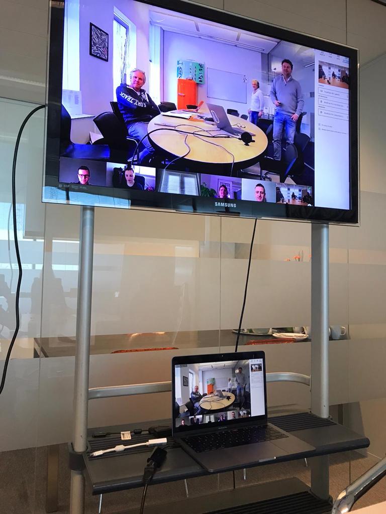 BosschaJessica's tweet photo. Afgelopen dinsdag hebben wij voor het eerst onze koffiemoment met collega's online moeten uitvoeren! BlueJeans Network werkt hier uitstekend voor. 

Elkaar bijpraten, motiveren en positieve energie geven is juist zo belangrijk in deze tijd! 💪🏻
#corona #positieveenergie #motivatie https://t.co/A4RP7kqsKY