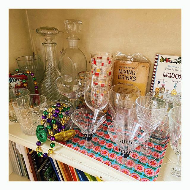 ThePalumbos's tweet image. You can never too many cocktail glasses, bar books or Mardi Gras beads it would seem! 🤩 🎊💛
#heypaluathome #homebartending #kittedout #edinburghscotland ift.tt/2QKLNYQ