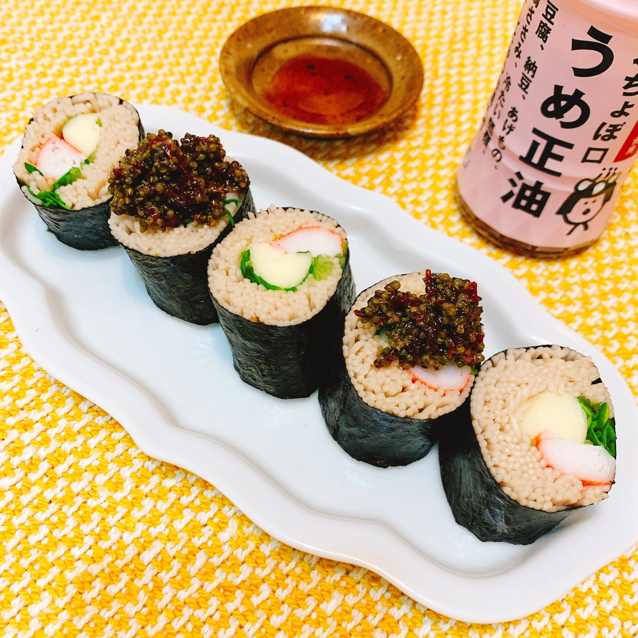 谷口 菜津子 晩酌 蕎麦の海苔巻き とんぶり梅昆布茶乗せ 海苔巻きの中身はカニカマとカイワレと裂けるチーズ 梅昆布茶は生タイプのもので それととんぶりを和えました うめ正油は展示の時にお客様がくれたものです 美味しいです ありがとうござい