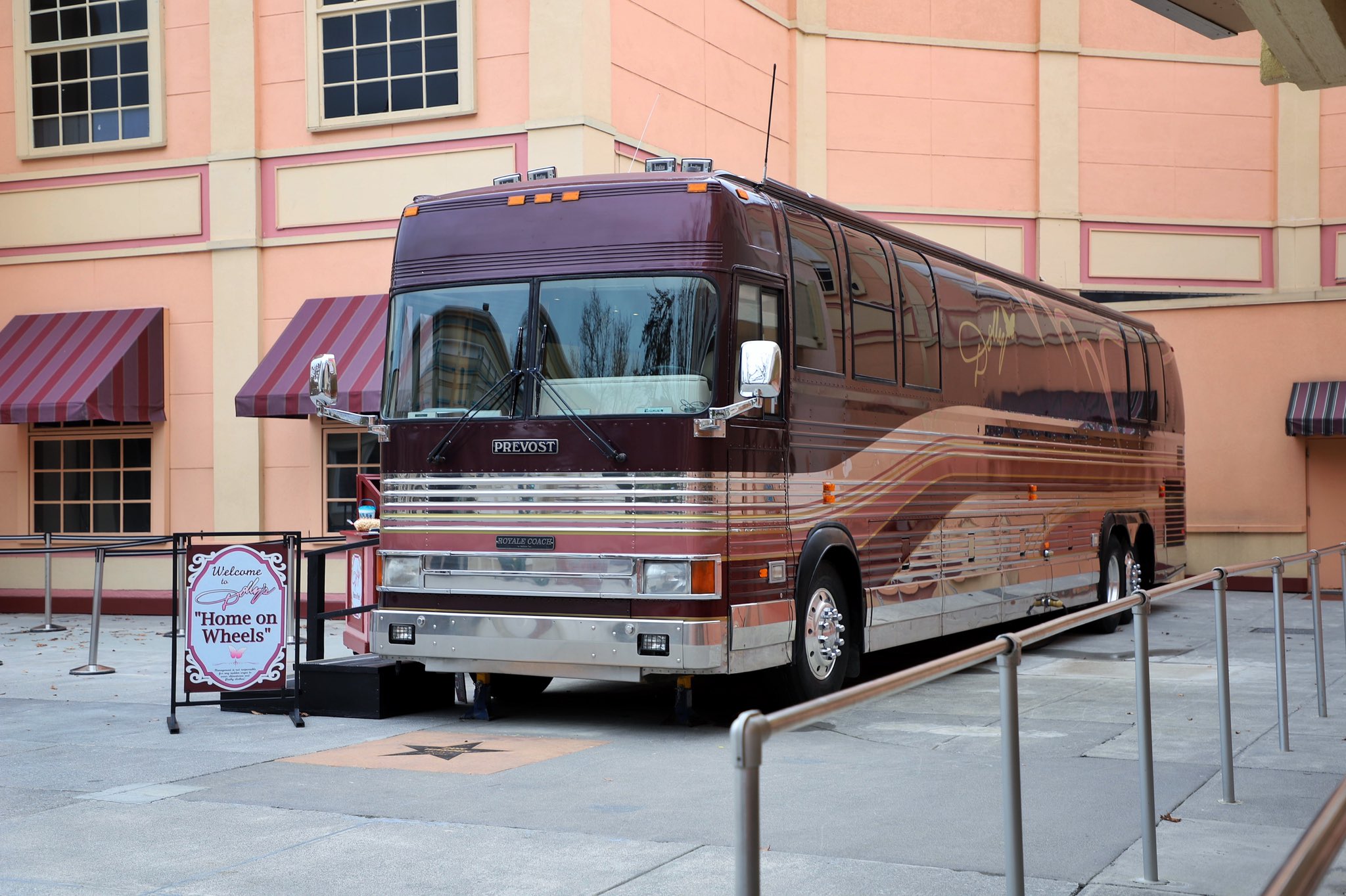 Between the Parks on Twitter "Let’s tour Dolly’s bus!! DollyParton