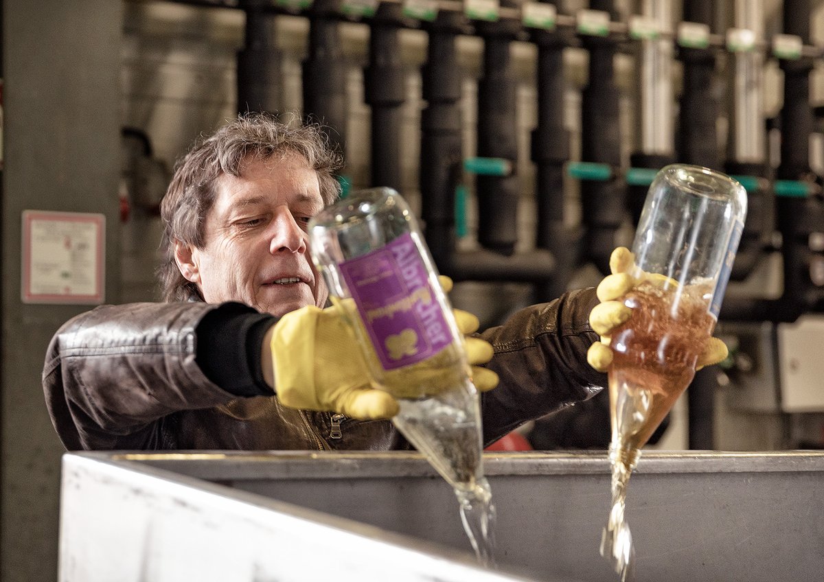 FischerKurt's tweet photo. Projekt »Flasche leer« Spieler u. Funktionäre von @AustriaLustenau haben heute die unzähligen Flaschen geleert, die im ganzen Land gespendet wurden – nun macht die Destillerie #Freihof aus der hochprozentigen Mischung Desinfektionsmittel für unsere Einrichtungen – DANKE! https://t.co/Oj1h3H8XuJ