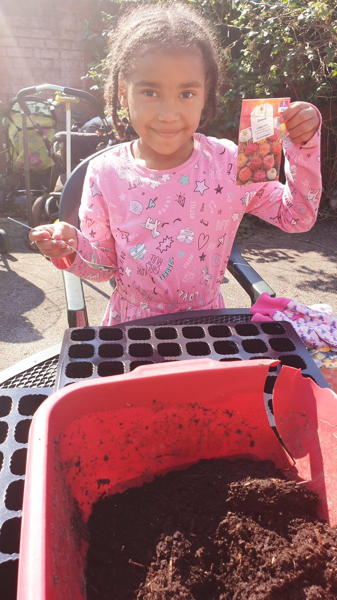 Rutarnte's tweet photo. @MissFlynnMLP Anna is doing some gardening today on this sunny day!🌞 https://t.co/wnBVU7lwCe